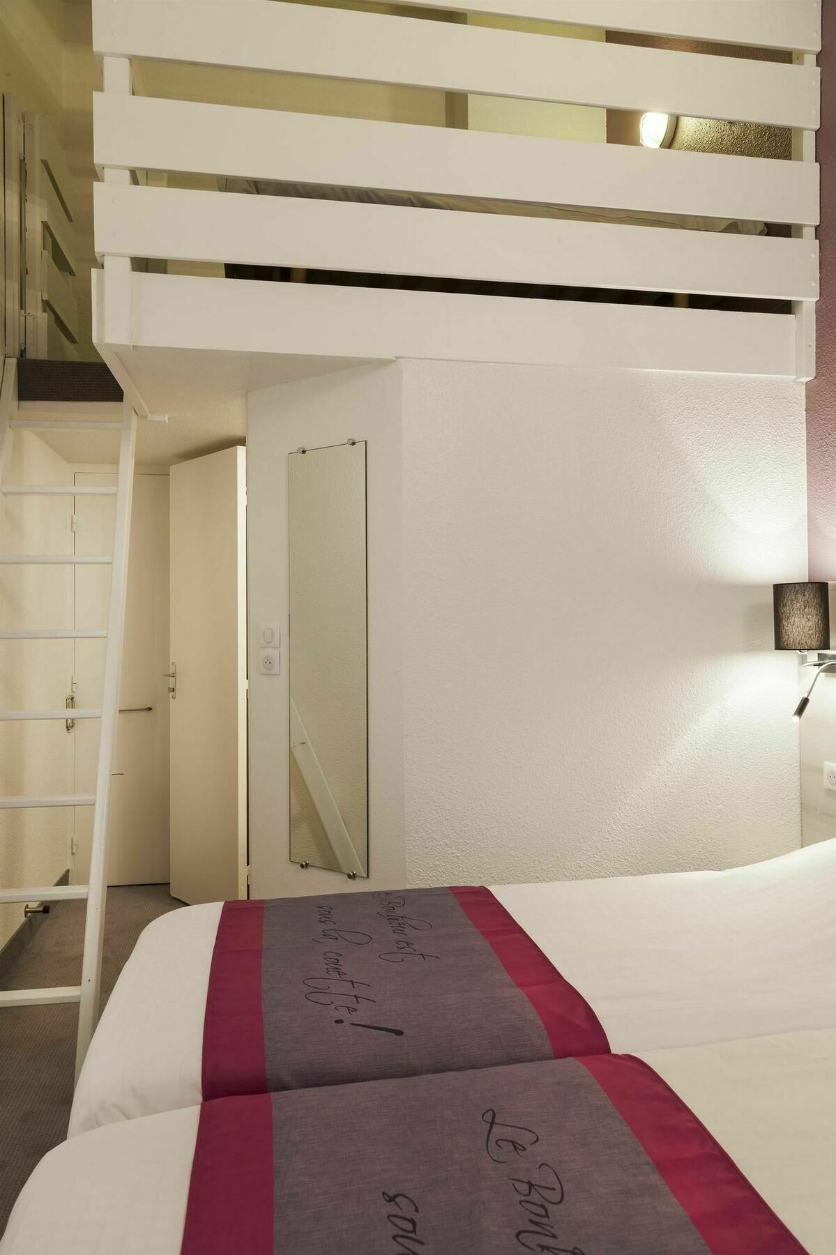 Kyriad Lille Est - Villeneuve d'Ascq Exterior foto